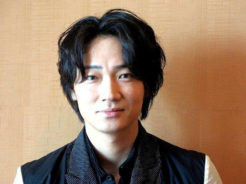 綾野剛、大泣き赤ちゃんへ“神対応” 女性客ため息