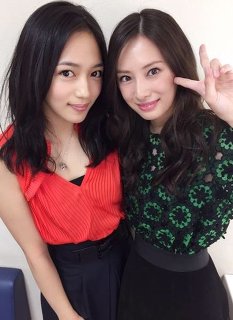 川口春奈、オトナな水着姿「どーんと大きく」