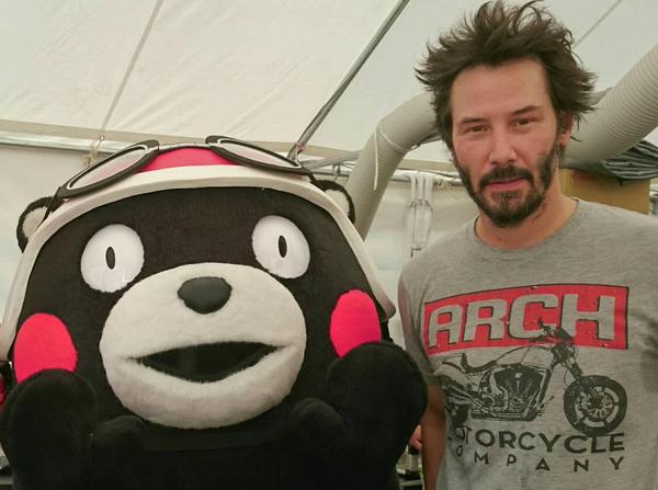 【画像】キアヌ・リーブス、ギャルに囲まれウハウハ