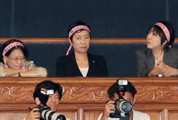 【安保採決】自民大沼瑞穂議員が民主津田弥太郎議員に引き倒されてるシーンが酷い(動画有)