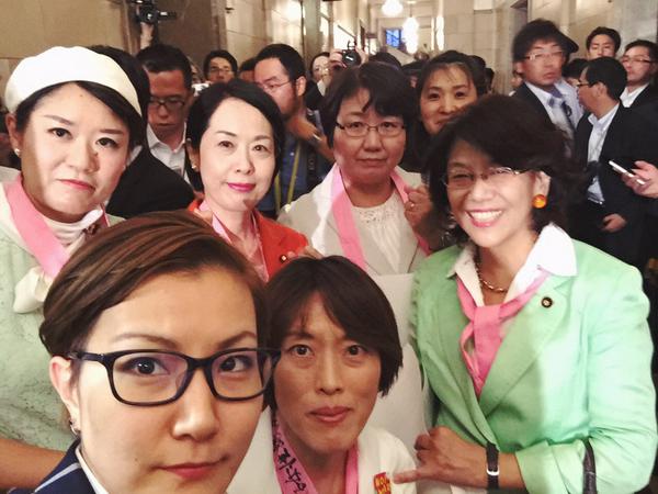 【安保採決】自民大沼瑞穂議員が民主津田弥太郎議員に引き倒されてるシーンが酷い(動画有)