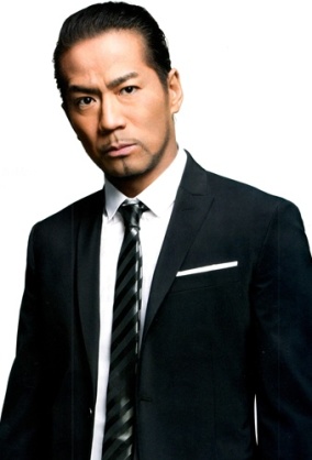 板野友美、美バスト強調 ベッド上のSEXYな姿にファン興奮