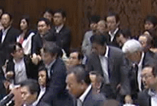 【安保採決】自民大沼瑞穂議員が民主津田弥太郎議員に引き倒されてるシーンが酷い(動画有)