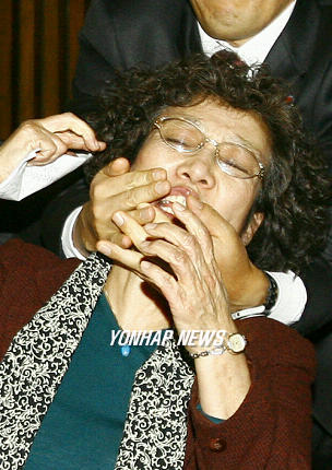 【安保採決】自民大沼瑞穂議員が民主津田弥太郎議員に引き倒されてるシーンが酷い(動画有)