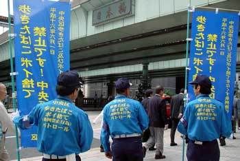 タバコのポイ捨てを、劇的に減らした「看板」。その斬新すぎる仕掛けとは?(英)