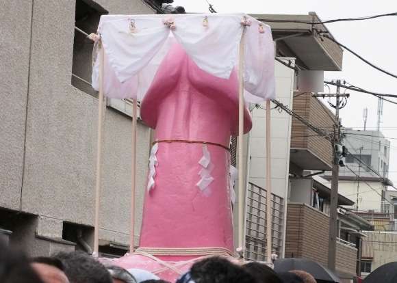 【悲報】かなまら祭、一部客の露出行為により巨大男性器モニュメントの設置自粛へ