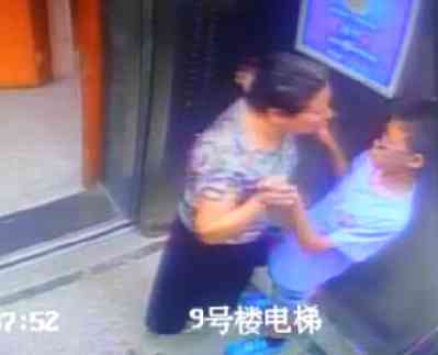 エレベーター内で60代女性が壁ドン、男子小学生のファーストキスを奪う(中国)