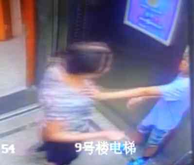 エレベーター内で60代女性が壁ドン、男子小学生のファーストキスを奪う(中国)