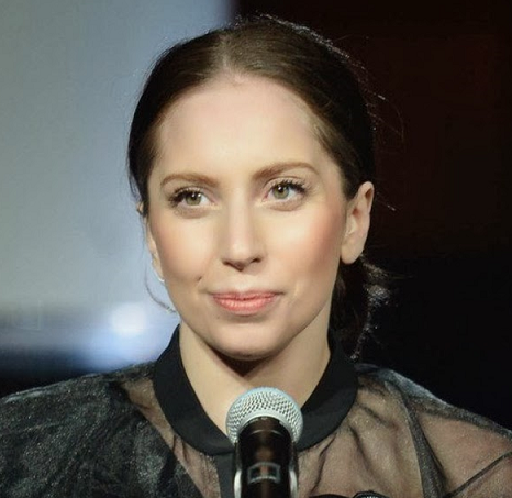 レディー・ガガ、普通すぎて目立つ。エミー賞授賞式にて。