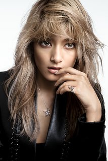 ローラ、前髪パッツン＆ショートヘアでイメージ一新 「別人みたい」「似合う」と反響