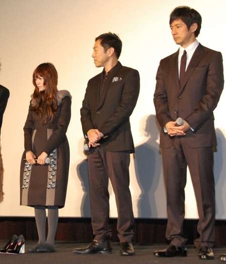 真木よう子、舞台あいさつにおつかれ? 壇上でヒール脱ぐ