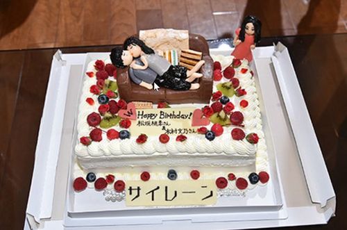 菜々緒のバースデーをサイレーン主演コンビが祝福 “恐怖”ケーキに大喜び