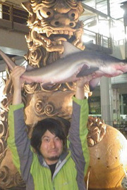 川に人食いザメ！？沖縄・国際通りでサメを釣れ！！ - デイリーポータルZ：@nifty