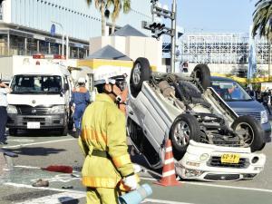 歩道に車、２人死亡＝７００メートル暴走、５人重軽傷－宮崎