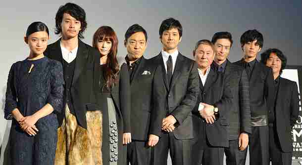 ビートたけし『劇場版 MOZU』豪華出演者とのセルフショットで存在感放つ。