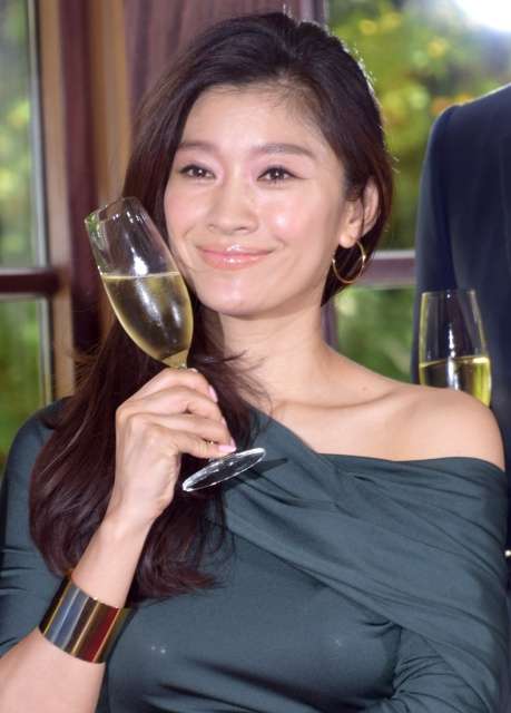 篠原涼子が髪を触りすぎ？ ドラマ「オトナ女子」に視聴者が集中できない！