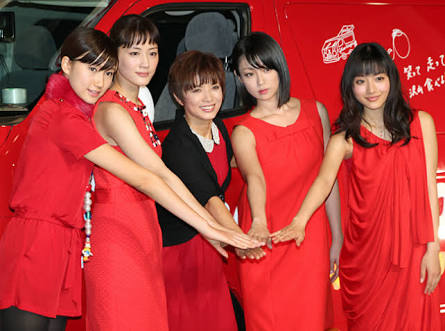 綾瀬はるか、優美な純白ウェディングドレス姿を披露！「オトナな私に仕上がった」