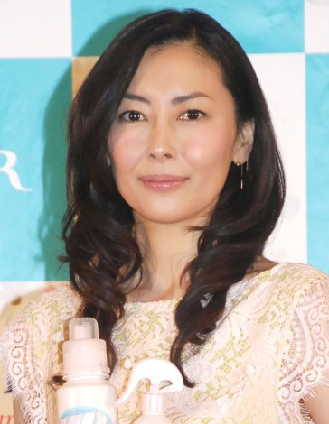 初の朗読劇も声が震え…中山美穂の寂しき「デビュー30周年」