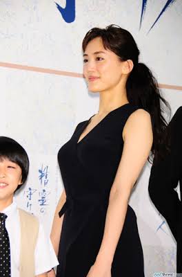 綾瀬はるか、優美な純白ウェディングドレス姿を披露！「オトナな私に仕上がった」