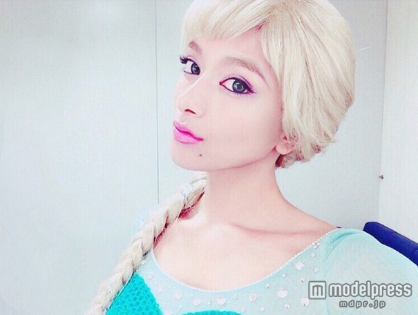 ローラ、前髪パッツン＆ショートヘアでイメージ一新 「別人みたい」「似合う」と反響
