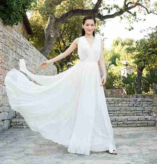 綾瀬はるか、優美な純白ウェディングドレス姿を披露！「オトナな私に仕上がった」