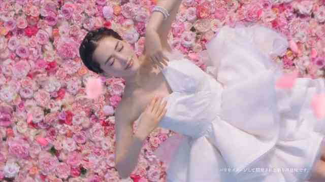 綾瀬はるか、優美な純白ウェディングドレス姿を披露！「オトナな私に仕上がった」