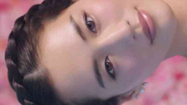 綾瀬はるか、優美な純白ウェディングドレス姿を披露！「オトナな私に仕上がった」