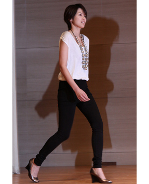 吉瀬美智子、ロングドレスで美脚披露 陣内孝則と『ベストフォーマリスト』受賞