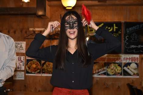 菜々緒のバースデーをサイレーン主演コンビが祝福 “恐怖”ケーキに大喜び