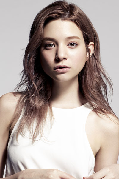 “ローラ似”のセクシーナース、瑛茉ジャスミンの際どい絶対領域。