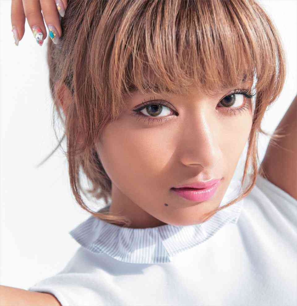 ローラ&マギー、大胆スタイルで溢れ出る色気