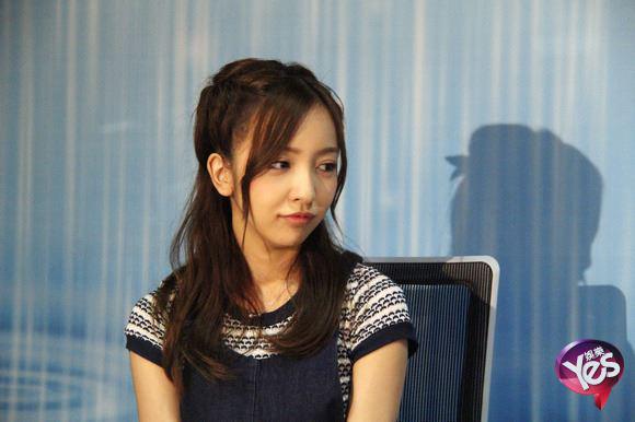 主演映画の会見でマナー違反、板野友美の挙動不審ぶりに中国メディアがあ然！