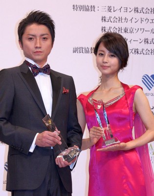 吉瀬美智子、ロングドレスで美脚披露 陣内孝則と『ベストフォーマリスト』受賞