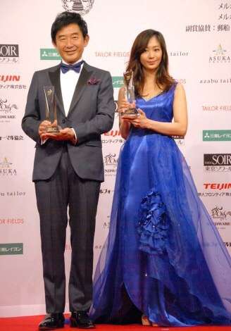 吉瀬美智子、ロングドレスで美脚披露 陣内孝則と『ベストフォーマリスト』受賞
