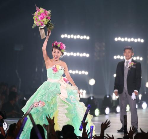 あびる優、感激！関西コレクションで“初バージンロード”