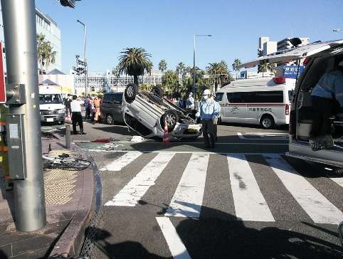 歩道に車、２人死亡＝７００メートル暴走、５人重軽傷－宮崎