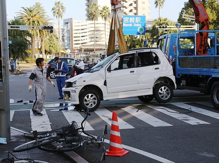 時事ドットコム：歩道に車、２人死亡＝７００メートル暴走、５人重軽傷−宮崎