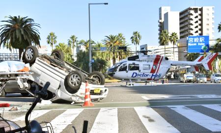 歩道に車、２人死亡＝７００メートル暴走、５人重軽傷－宮崎