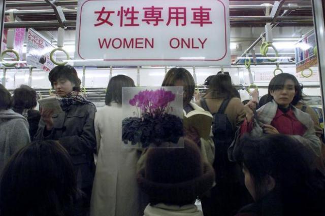 男性専用車両、なぜ無いの？女性専用は「82路線」、男性「ゼロ」の理由