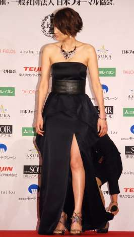 吉瀬美智子、ロングドレスで美脚披露 陣内孝則と『ベストフォーマリスト』受賞