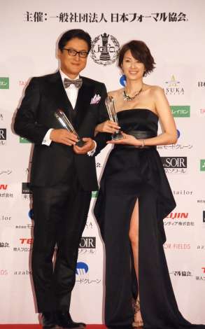 吉瀬美智子、ロングドレスで美脚披露　陣内孝則と『ベストフォーマリスト』受賞 | ORICON STYLE