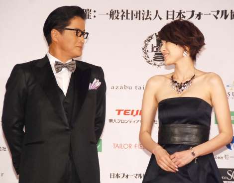 吉瀬美智子、ロングドレスで美脚披露 陣内孝則と『ベストフォーマリスト』受賞