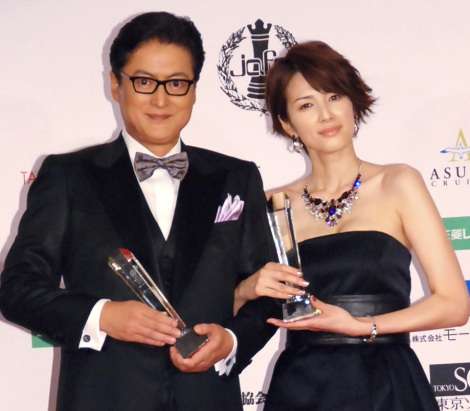 吉瀬美智子、ロングドレスで美脚披露 陣内孝則と『ベストフォーマリスト』受賞