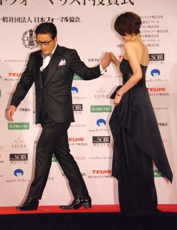 吉瀬美智子、ロングドレスで美脚披露 陣内孝則と『ベストフォーマリスト』受賞