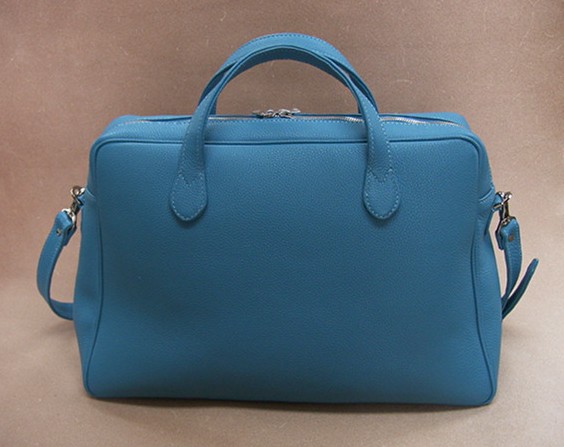 寒色系の服や小物が好きな方