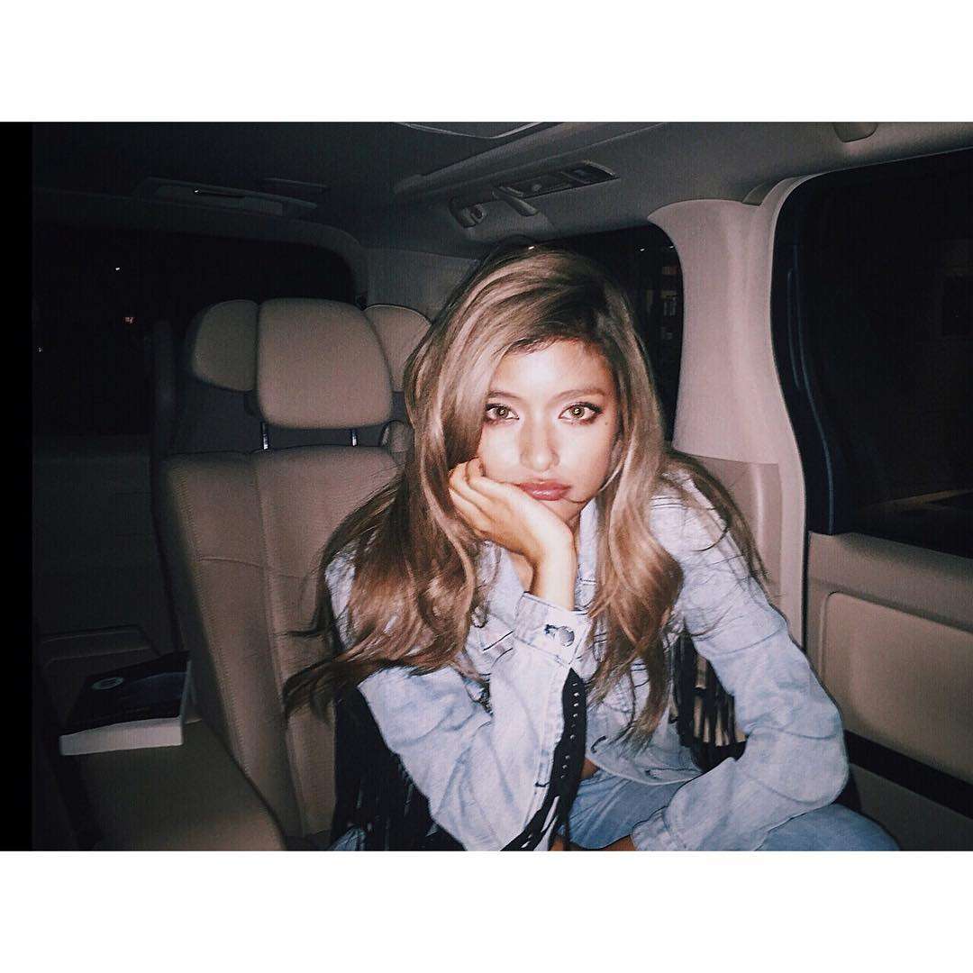 ローラ&マギー、大胆スタイルで溢れ出る色気