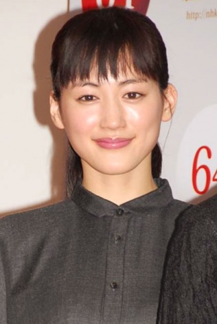 綾瀬はるか、優美な純白ウェディングドレス姿を披露！「オトナな私に仕上がった」