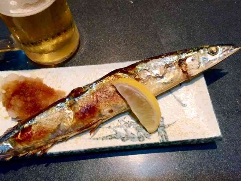 ツイッターに投稿した焼きサンマ写真、頭が「右」だった　蓮舫議員に「向きが逆」「マナー違反」と指摘相次ぐ : J-CASTニュース
