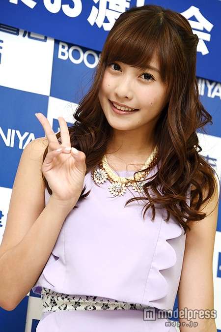 佐野ひなこ“アドベンチャーグラビア”で豊満バスト披露