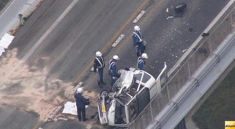 運転中にLINEを操作していた女性、対向車と正面衝突 → 対向車に乗っていた4人死傷